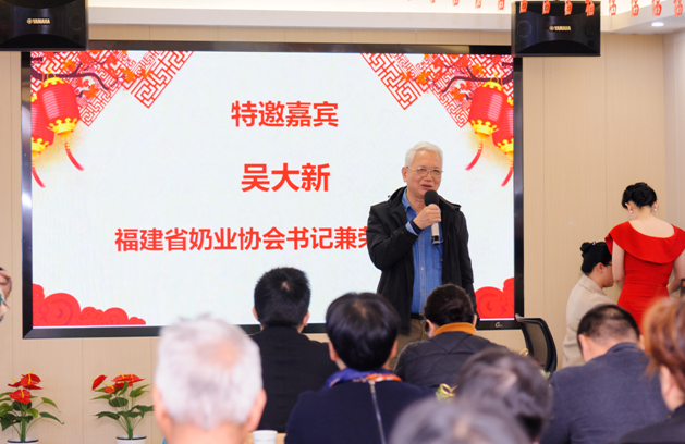 福建省奶业协会书记兼荣誉会长吴大新发表讲话