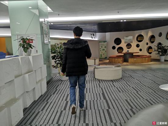 小伙＂薅羊毛＂买上千箱牛奶 钱被冻结牛奶堆积如山(图2)
