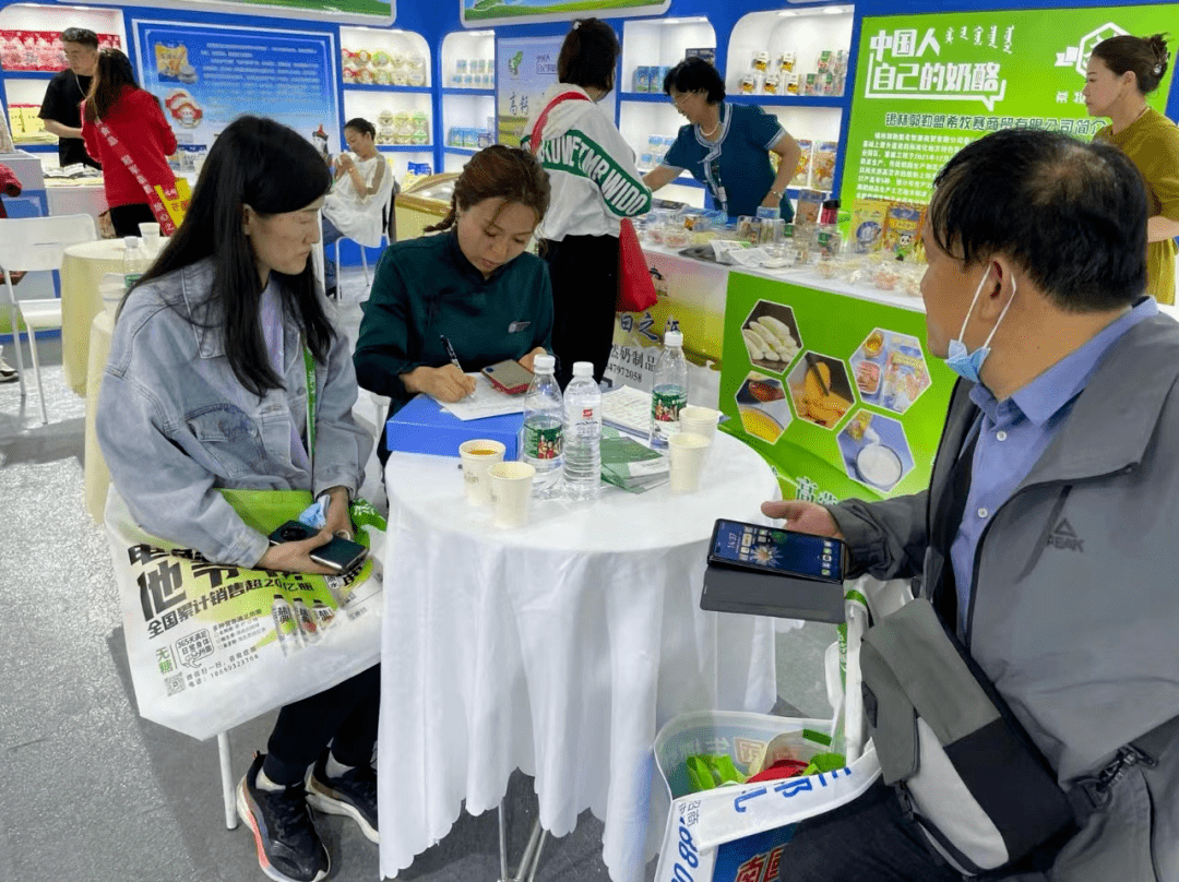 锡林郭勒盟传统乳制品协会带领10家乳制品生产企业亮相蓉城(图3)