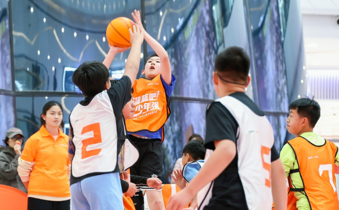 “运动+营养”双轮驱动，释放青春能量！蒙牛一米八八青少年篮球赛昆明站落幕，竞技激情与公益、温暖同频共振