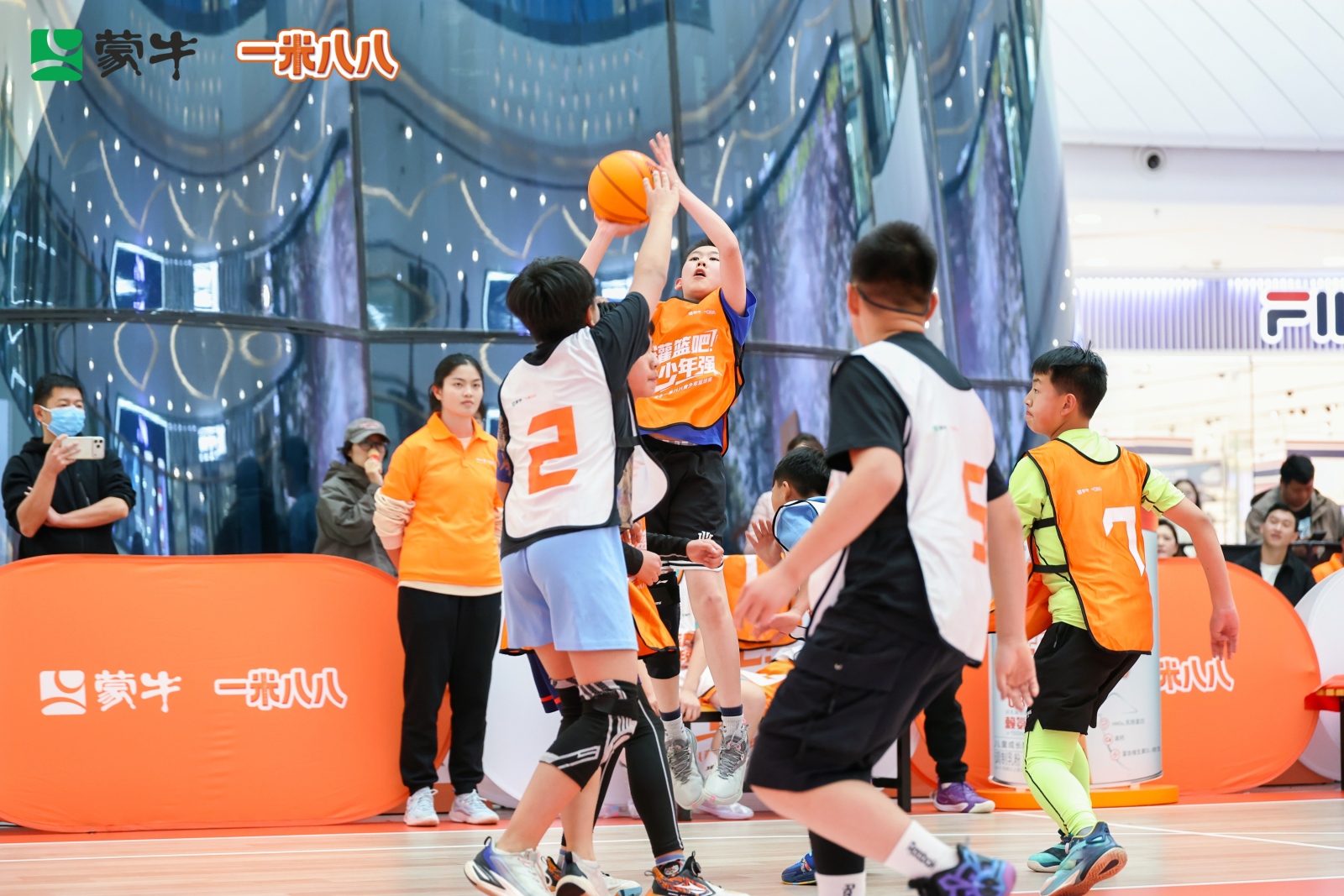“运动+营养”双轮驱动，释放青春能量！蒙牛一米八八青少年篮球赛昆明站落幕，竞技激情与公益、温暖同频共振(图1)