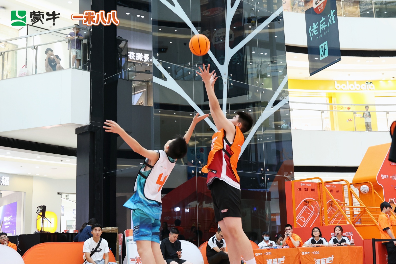 竞技与爱同频共振！蒙牛一米八八青少年篮球赛广州站收官，公益脚步不停歇(图2)