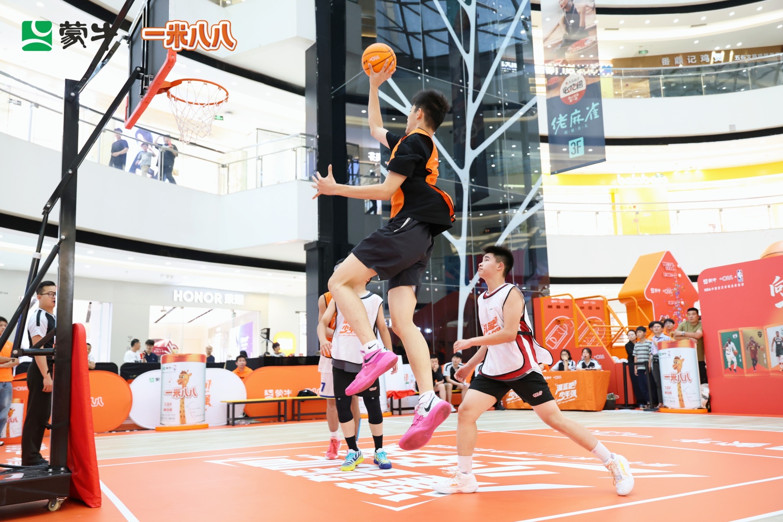竞技与爱同频共振！蒙牛一米八八青少年篮球赛广州站收官，公益脚步不停歇(图1)