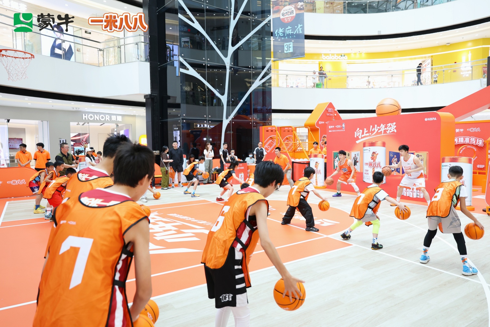 竞技与爱同频共振！蒙牛一米八八青少年篮球赛广州站收官，公益脚步不停歇(图4)
